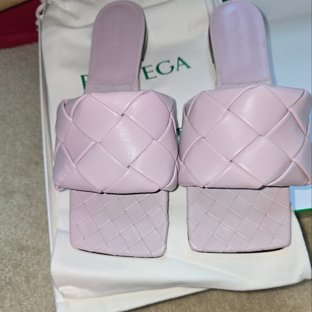 Beautiful Bottega Veneta slides!!!